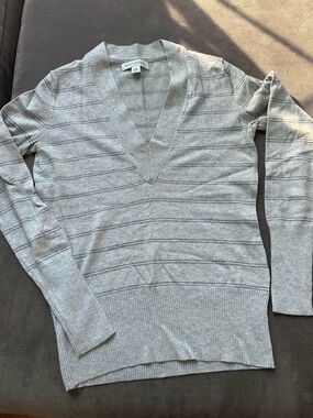 Banana Republic Women's V-Neck Sweater - Light Gray with Subtle Stripe